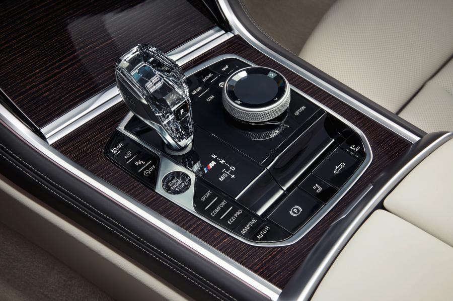 Детали интерьера BMW M850i xDrive Convertible (G14) 2018 года  (WW) (фото 71 из 183)